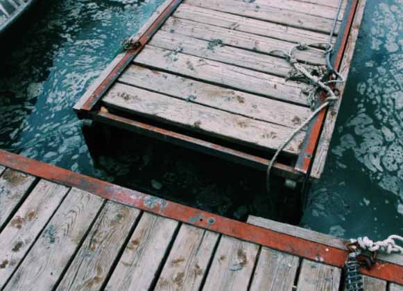 Un'immagine di un pontile galleggiante in legno disconnesso