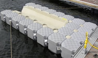 Een plastic drijvend dok