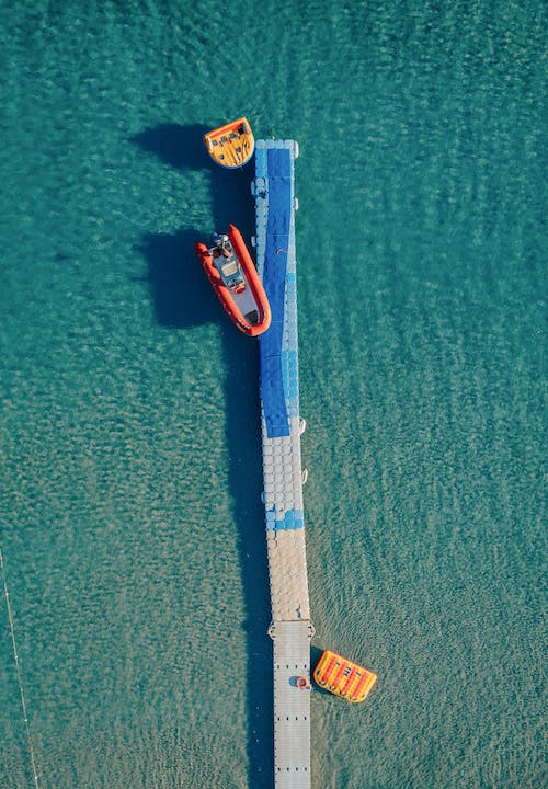 Dique flotante situado en el mar