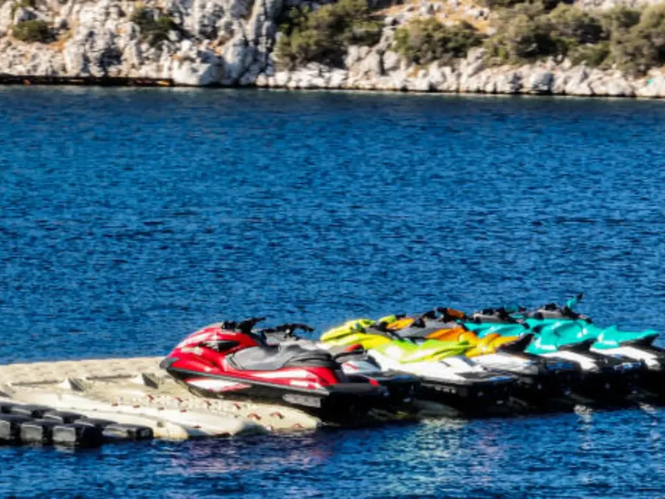 vue aerienne de jet skis - vehicules nautiques a moteur
