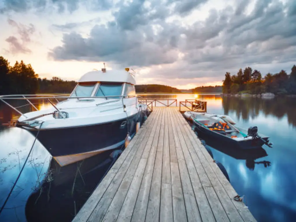 wooden-pier-with-boat