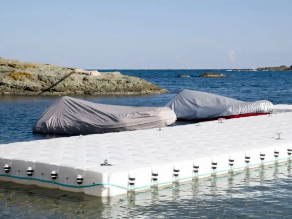 Weißer Kunststoffponton für Boote