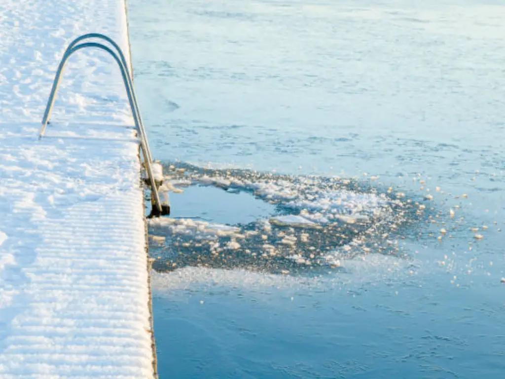 quai flottant dans des conditions de glace et de neige