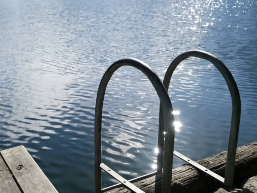 des échelles pour l'embarquement et la baignade