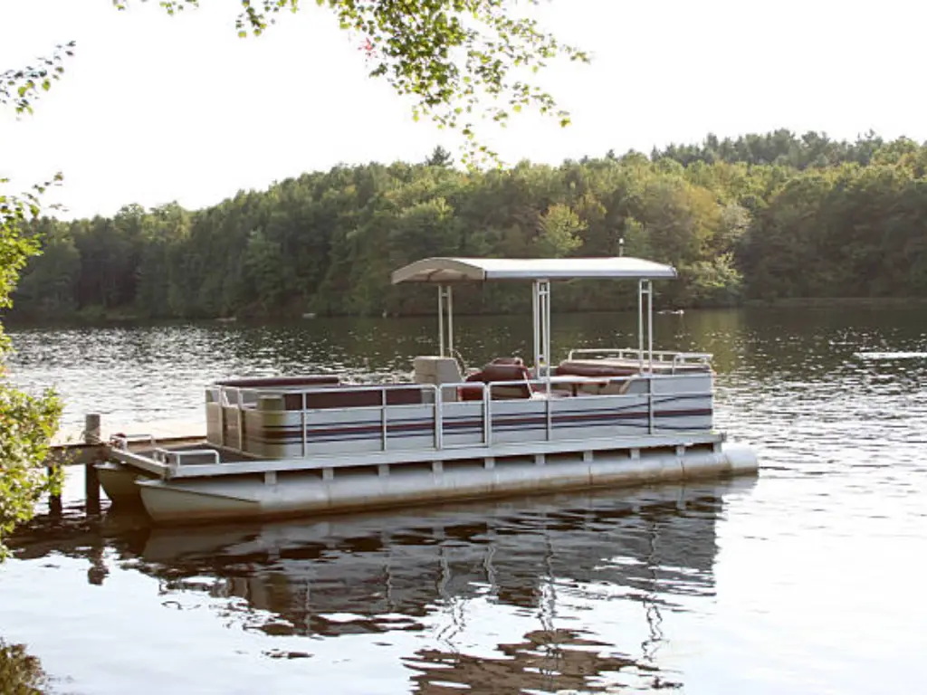 how to dock a pontoon boat1