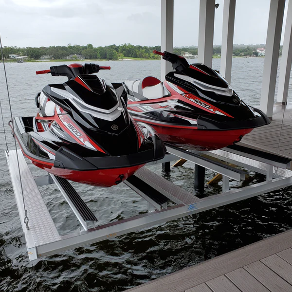 Elevator style jet ski lift mounted on dock pilings