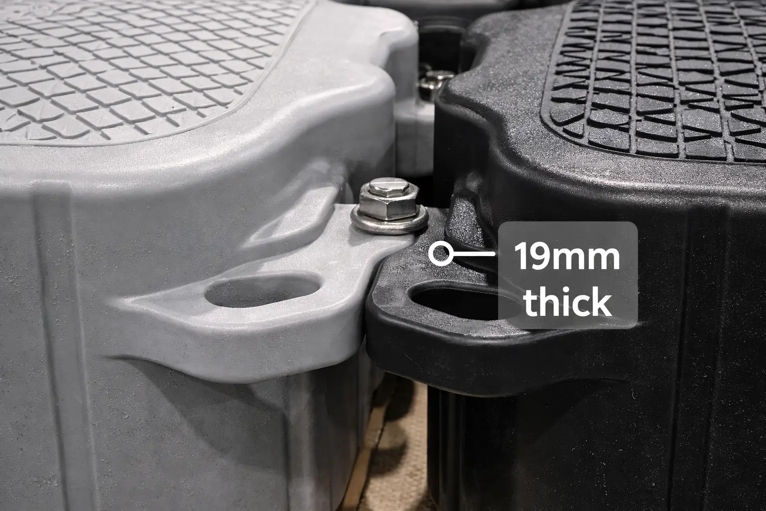 Detalle de una robusta oreja de conexión de 19 mm de grosor en un flotador de muelle de HMWHDPE.