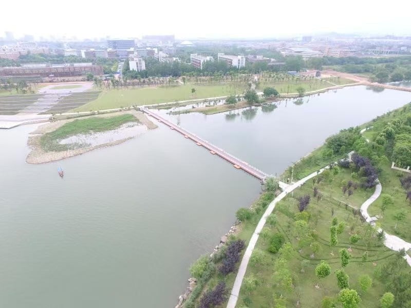 Luchtfoto van een drijvende oversteekplaats en de omliggende oevers