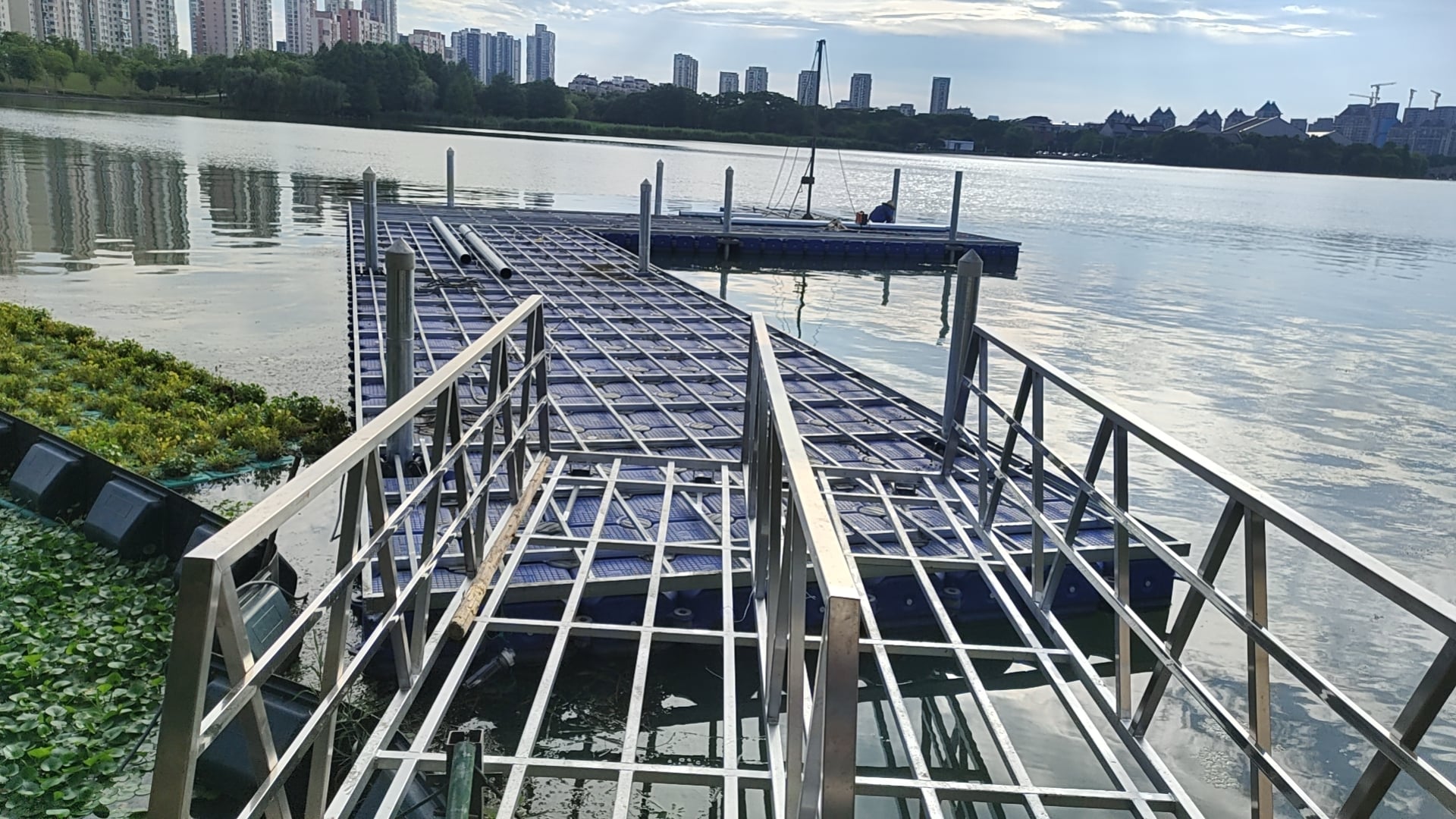 De kade wordt aangelegd en het metalen frame wordt boven de modulaire drijvers gemonteerd