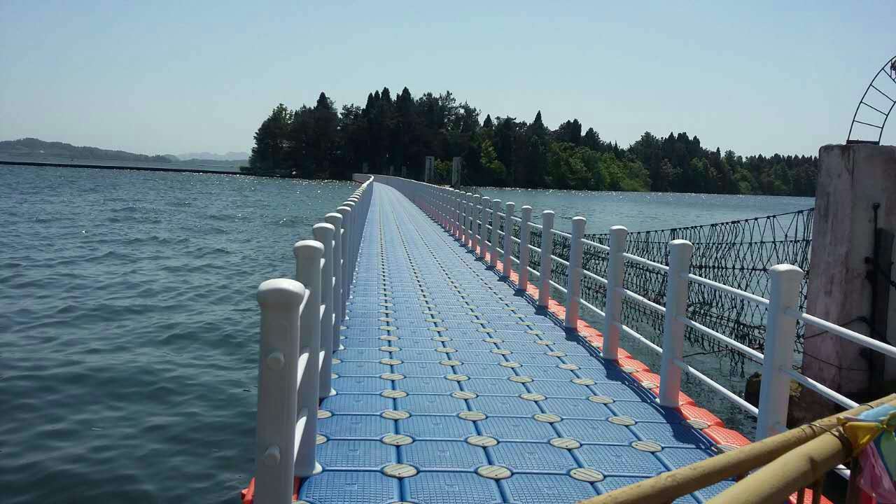 Ponte galleggiante modulare blu con ringhiere bianche