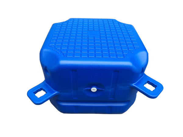 Galleggiante modulare singolo in plastica blu con superficie superiore ruvida e alette di collegamento