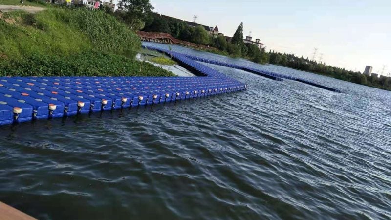 quai flottant le long de l'étang