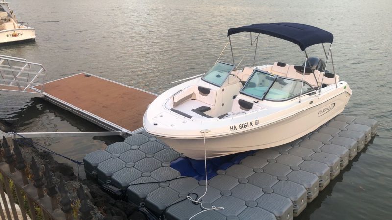 d'eau sur le quai de l'étang